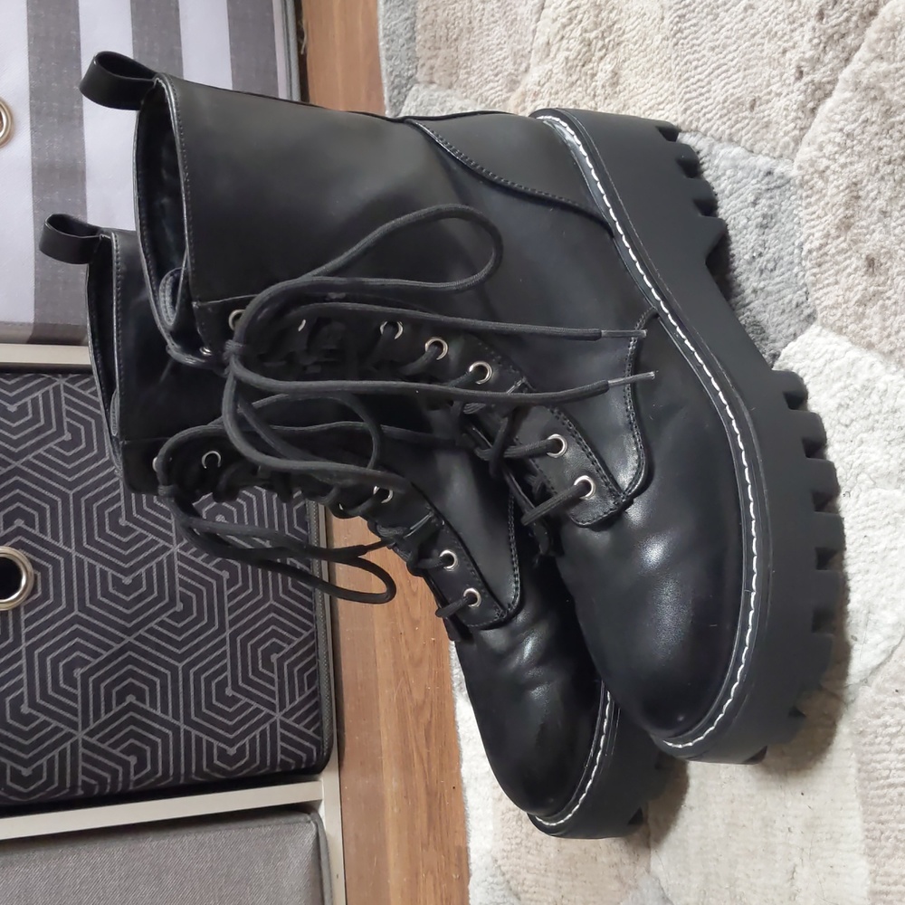 EUC Super cute eletra JF fabulous black combat ANKLE LACE UP PLATFORM boot